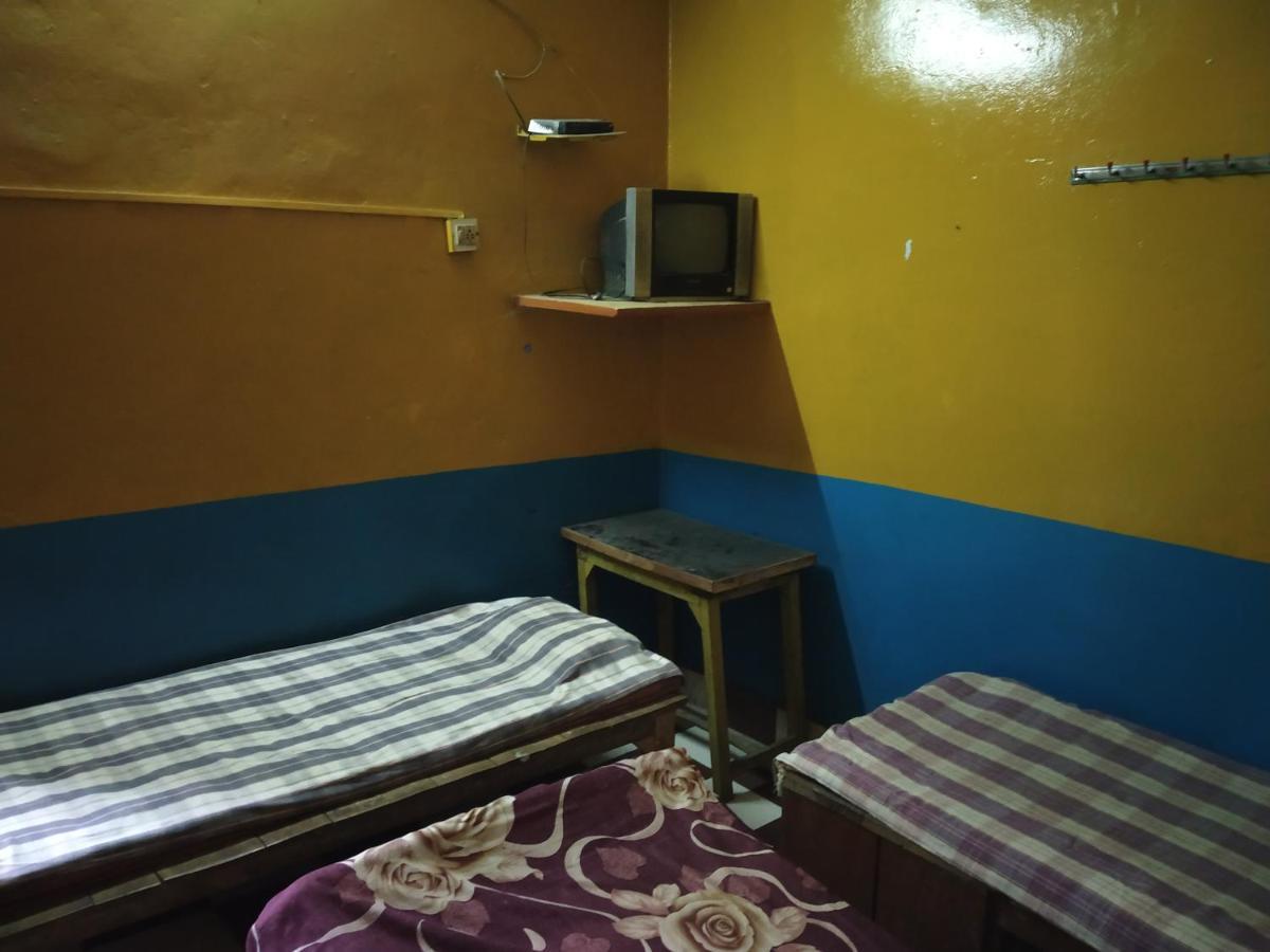 Hotel Yatri Niwas Benares Buitenkant foto